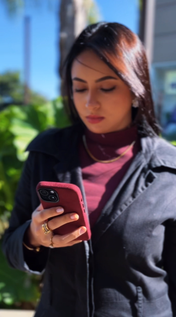 Vídeo de cliente usando iPhone 15 - Case Alcantara - Burgundy