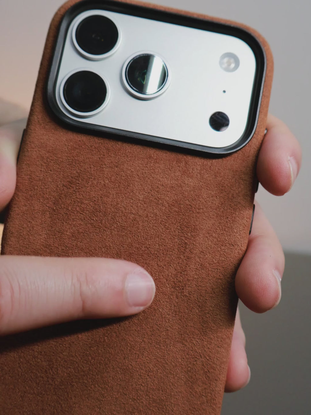 iPhone 18 Pro - Case Alcantara - Bear