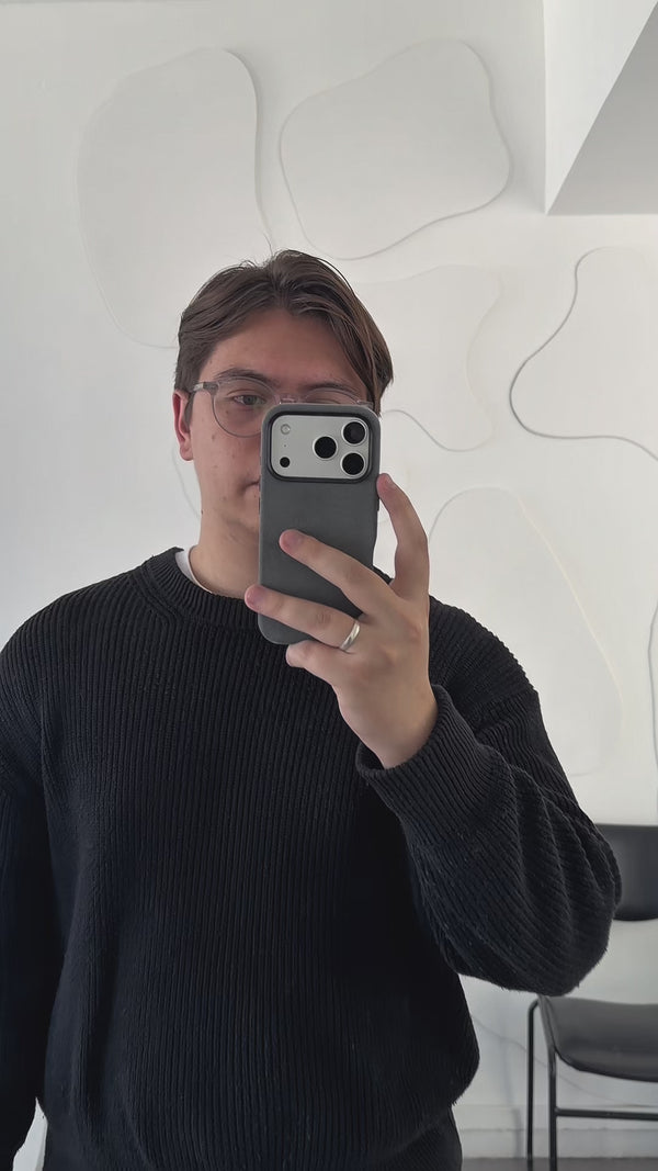 Vídeo de cliente usando iPhone 17 Pro - Case Alcantara - Basalt