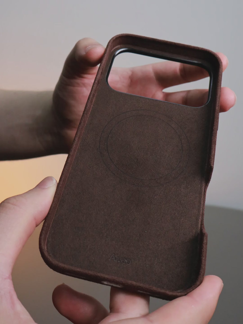 iPhone 18 Pro - Case Alcantara - Chocolato