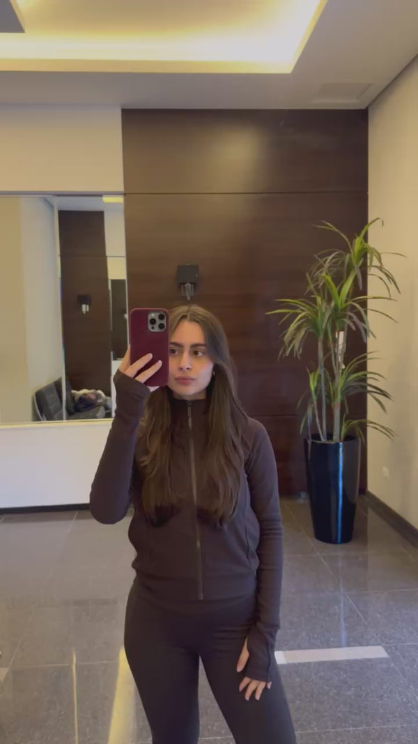 Vídeo de cliente usando iPhone 15 Pro Max - Case Alcantara - Burgundy