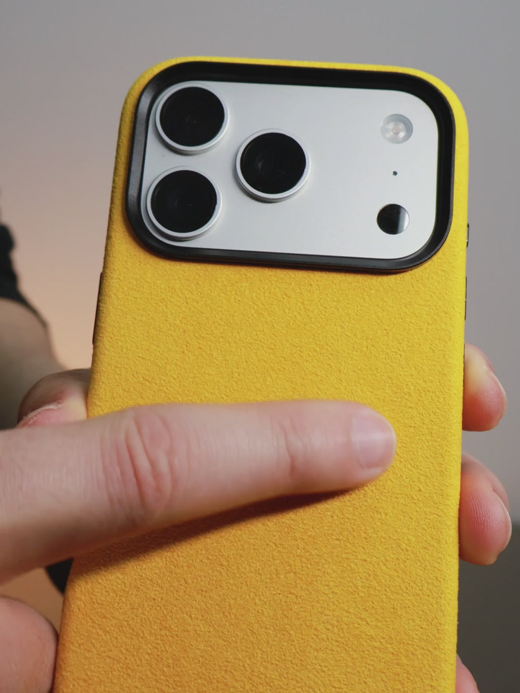 iPhone 18 Pro - Case Alcantara - Banana