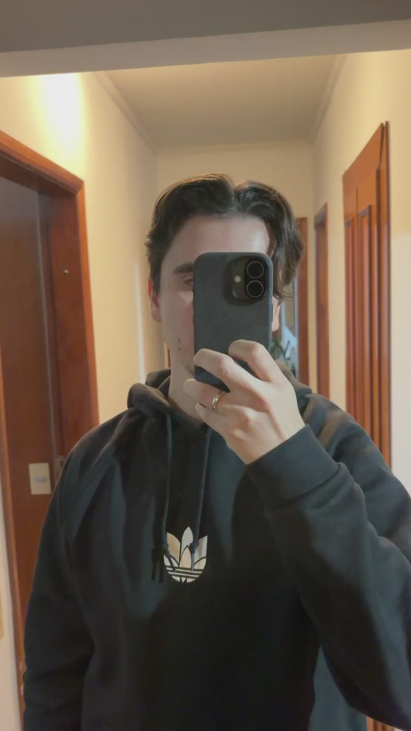 Vídeo de cliente usando iPhone 17 - Case Alcantara - Dark Charcoal