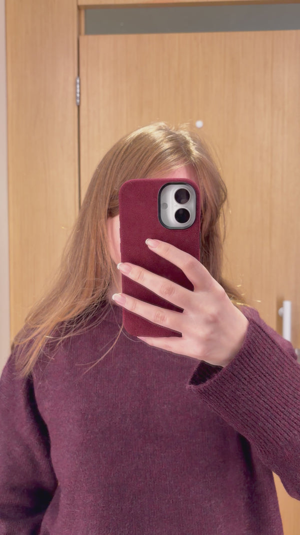 Vídeo de cliente usando iPhone 17 - Case Alcantara - Burgundy