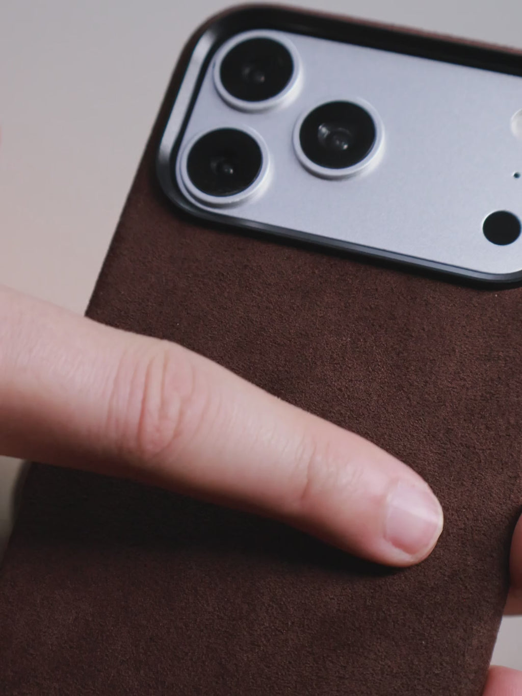 iPhone 18 Pro - Case Alcantara - Chocolato