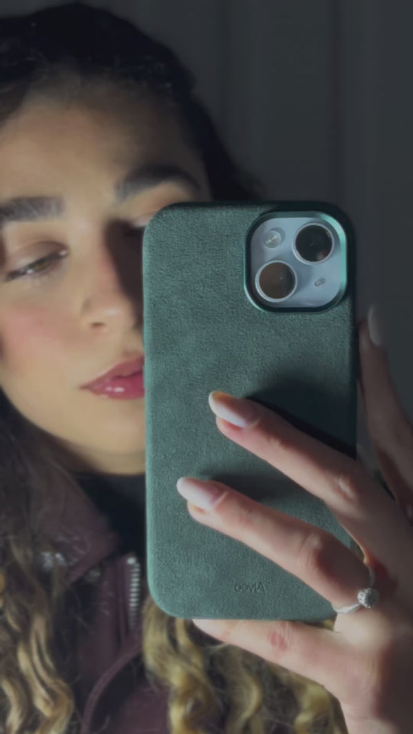 Vídeo de cliente usando iPhone 15 - Case Alcantara - Emerald
