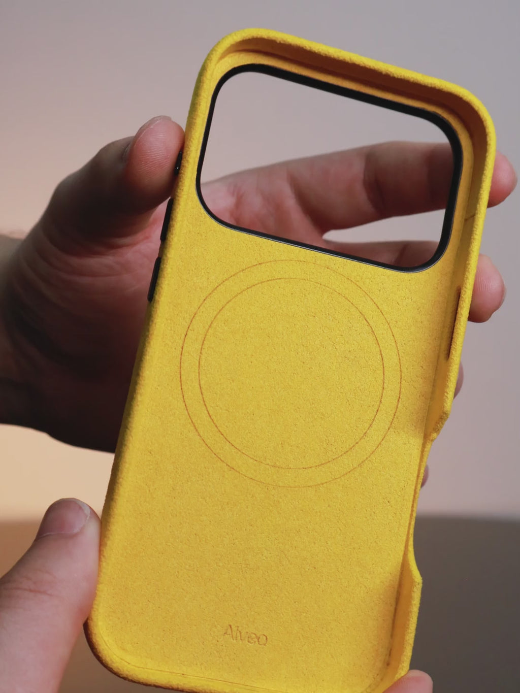 iPhone 18 Pro - Case Alcantara - Banana